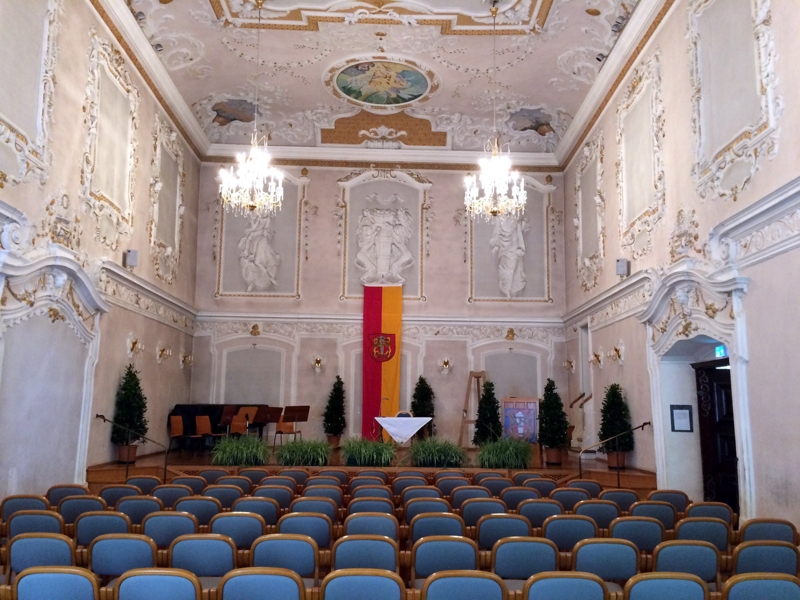 Barocker Stadtsaal festlich geschmückt